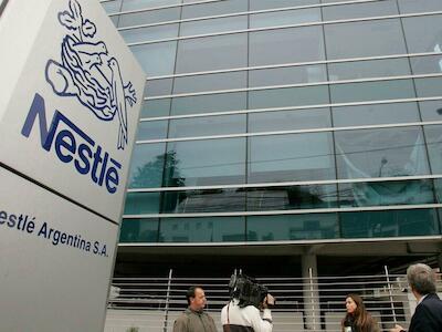 Nestlé reconoce que más del 60% de sus productos no son saludables