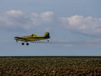 Avião pulverizando agrotóxico em monocultura (Crédito: Thomas Bauer – CPT) H3000.