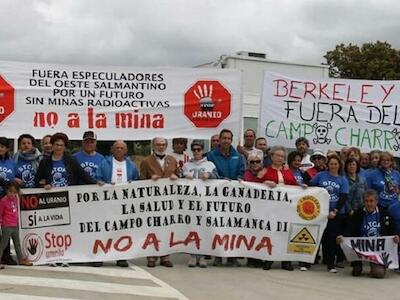 Foto: Movilización hace unos años contra la mina de Retortillo, en Salamanca. Stop Uranio (Foto tomada de tercerainformacion.es)