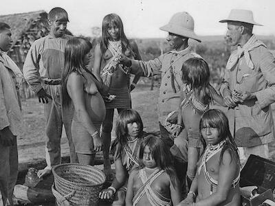 - Rondon distribuindo presentes para os índios Paresi (Foto: Luiz Thomaz Reis | Acervo Museu do Índio)