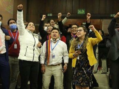 El informe obtuvo los votos favorables de todos los asambleístas de las bancadas de Unión por la Esperanza (UNES) y Pachakutik, algunos del Partido Social Cristiano, Izquierda Democrática. | Foto: Twitter @AsambleEc
