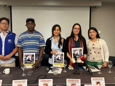 Camila Ruiz Segovia (en el medio), regional campaigner de Amnistía Internacional, lideró una visita de la organización a Ecuador, en medio del paro de los movimientos indígenas y el reporte de desapariciones forzadas. Foto: cortesía Amnistía Internacional
