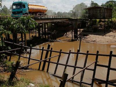 Un camión petrolero atraviesa el Parque Nacional Yasuní en Ecuador. Imagen: Alamy