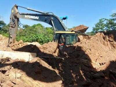 *Imagen principal: Este panorama tenía en junio de 2023 Nueva Austria del Sira, a 200 metros de la reserva. El peligro de que vuelva la minería ilegal se mantiene. Foto: comuneros. 