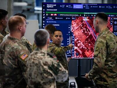 Militares de EE. UU. y Alemania usando software de Palantir en el centro de coordinación civil-militar de Kiryat Gat en Israel, en noviembre de 2025. / Wikimedia