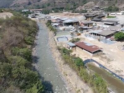 Plantas de procesamiento en sector El Pache del río Puyango. Foto: Agencia de Prensa Minera. Fuente: Mongabay Latam.