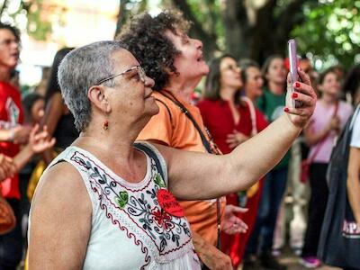 Quem visita a feira, garante registros de cada momento vivido nas câmeras e memória. Foto: Emilly Firmino