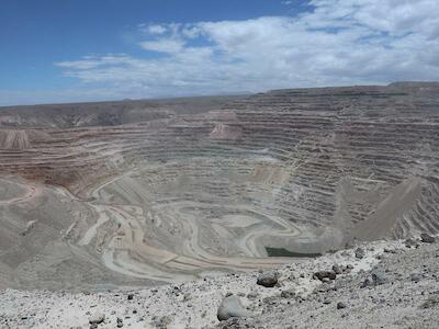 Primer Tribunal Ambiental ordena a minera Cerro Colorado de BHP detener extracción de agua