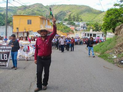 Créditos: Un vocero Xinka encabeza la caminata para conmemorar el octavo aniversario de la resistencia, en Casillas, Santa Rosa. Foto Glenda Álvarez