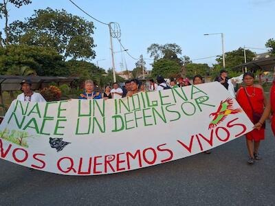 En la imagen, una marcha en la ciudad de Tarapoto, en la región San Martín, en la selva amazónica central, encabezada por una pancarta que clama: “Nos queremos vivos”. Imagen: Mariela Jara / IPS
