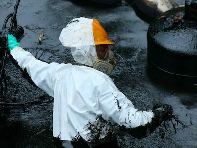Fotografía tomada a una semana de un derrame de Petroecuador, en uno de los puntos de contención del crudo, en la provincia de Esmeraldas. Foto: cortesía Manuel Avilés / Revista Vistazo