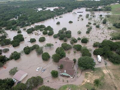 Eventos como las inundaciones en el centro del estado de Texas, sur de Estados Unidos, que a comienzos de julio cobraron 135 vidas, figuran en el estudio sobre la desinformación presente en las redes sociales. Los mensajes hacen parte de un nuevo negacionismo climático y plataformas como X, Facebook, Instagram y YouTube se lucran al potenciar su difusión. Imagen: WCommons