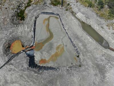 Relave minero colapsado contamina el agua de familias rurales en Aysén: llevan una década esperando medidas