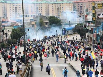 Reprimen marcha en Quito pero persisten las protestas