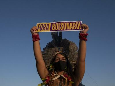 Indígena exibe faixa com os dizeres "Fora Bolsonaro!" durante o Acampamento Luta pela Vida em Brasília para acompanhar a votação do PL 490, do marco temporal | Crédito: Leonardo Milano / Amazônia Real