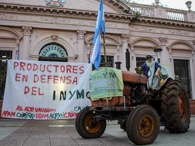 Tractorazo en marcha, el sector yerbatero se plantó contra el DNU de Milei
