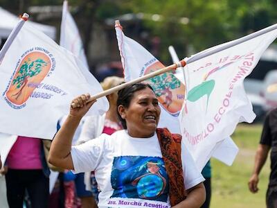 Manifestantes contra el proyecto minero Cerro Blanco en la frontera entre Guatemala y El Salvador, en abril de 2023. Mientras las organizaciones sociales presionan para que se restablezca la prohibición de la minería metálica en El Salvador, las empresas mineras han seguido avanzando discretamente con sus planes para reactivar la actividad. Imagen: Camilo Freedman / dpa / Alamy