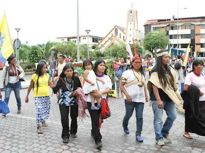 La lideresa del pueblo de Sarayacu, Patricia Gualinga (cargando a la niña), en una de las jornadas de la movilización de mujeres amazónicas. Foto: Cortesía de Selvas Producciones