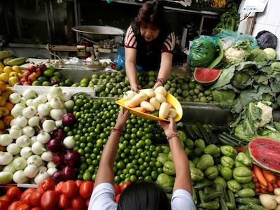 Trump firma una orden ejecutiva para facilitar que alimentos genéticamente modificados estén disponibles en EE.UU.