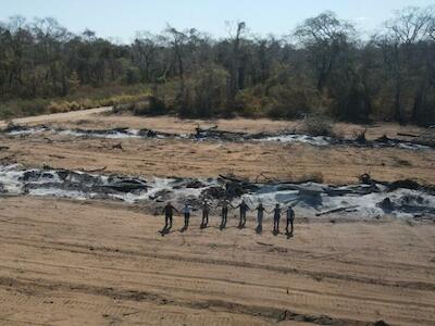 *Imagen principal: Las cenizas de los árboles caídos están varios puntos del área protegida Tucabaca. Foto: Movimiento en Defensa del Valle Tucabaca.