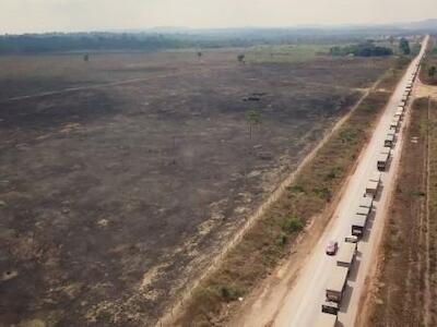 Una ONG graba más de mil de camiones con soja saliendo de la Amazonía quemada