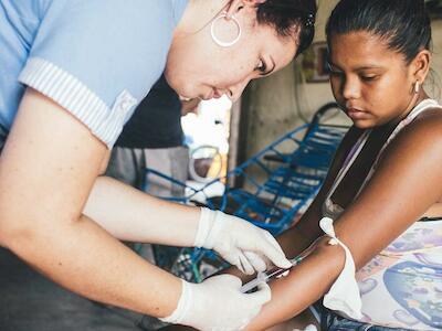 Unos 4600 millones de personas carecen de acceso a servicios básicos de salud