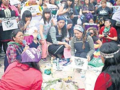 Mujeres de Bolivia, Guatemala, de los territorios ocupados, reunidas para nombrarse feministas. Imagen: Jose Nicolini