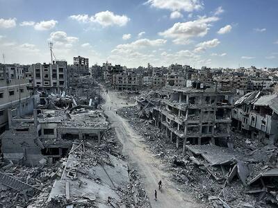 La retirada gradual de las fuerzas israelíes tras el alto el fuego revela una destrucción masiva en toda la zona de Al-Katiba y la calle 5 en Jan Yunis, al sur de Gaza, el 11 de octubre de 2025. (Doaa Albaaz/Activestills)