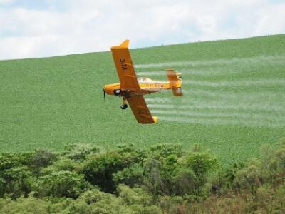 aviao-joga-agrotoxico-em-plantacao---para-material-da-reporter-brasil-1511797007513_615x300