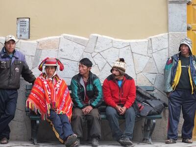 Cargadores, a la espera. Ollantaytambo