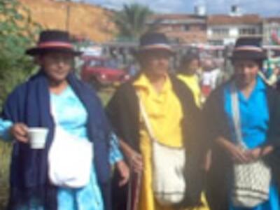 Mujeres indígenas caminan con la Minga
