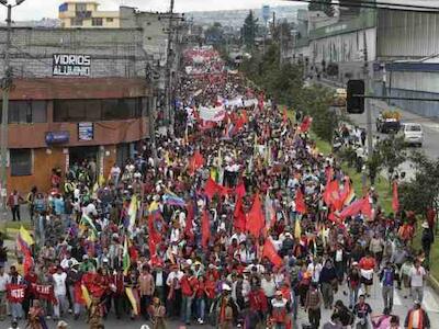 marcha-de-indigenas-en-ecuador-610x430