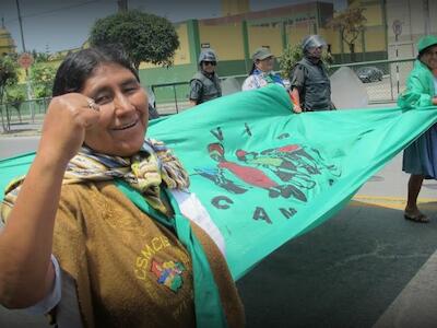 mujer marcha