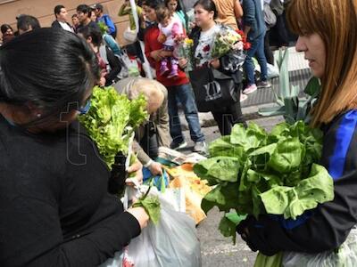 Productores hortícolas regalaron 20 mil kilos de verduras en Plaza de Mayo en protesta