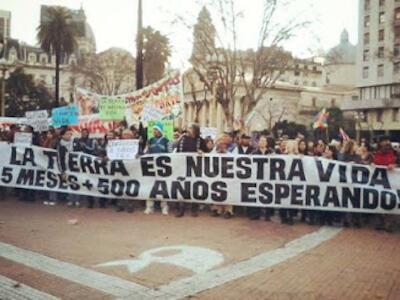 qopiwini cartel completo plaza de mayo