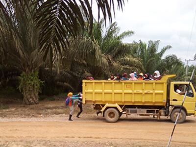 Trabajadoras ocasionales en condiciones precarias, Kalimantan Oriental