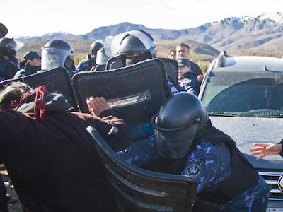 Tras la represión, la comunidad mapuche Cushamen teme por el estado de los detenidos