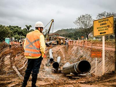 Um empreendimento de mineração,