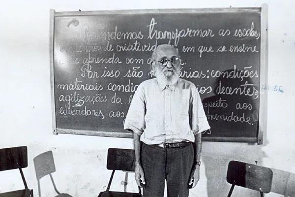 Paulo Freire señala que uno de los sentidos de la educación es que los estudiantes aprenden a leer la realidad, y no solo las palabras | Crédito: Arquivo/Instituto Paulo Freire