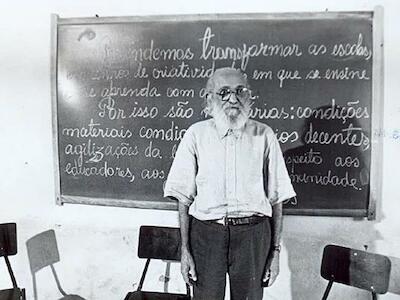 Paulo Freire señala que uno de los sentidos de la educación es que los estudiantes aprenden a leer la realidad, y no solo las palabras | Crédito: Arquivo/Instituto Paulo Freire