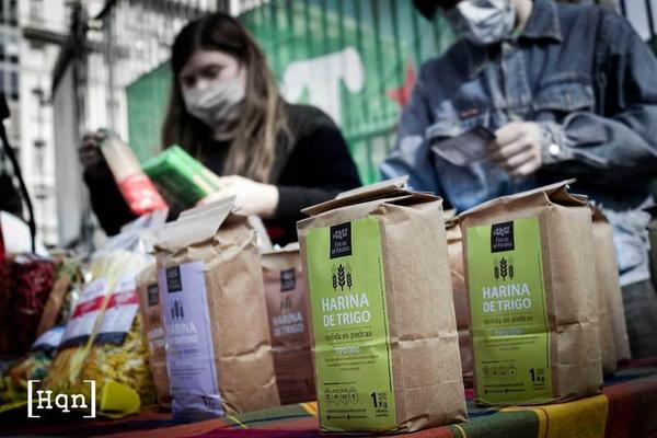 Por Huerquen. Panazo de protesta contra la autorización del Trigo Hb4 en Plaza de Mayo, Buenos Aires, Argentina el 16 de agosto de 2021 organizado por la Plataforma Socioambiental