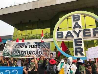 "Bayer Monsanto é morte": mulheres do MST protestam em frente à sede da empresa em SP