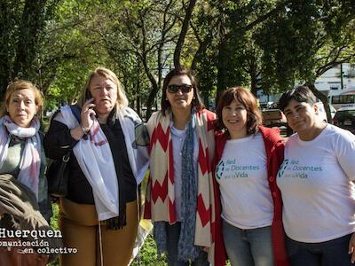 Referentes de la defensa de las escuelas rurales de los agrotóxicos: Estela al medio, y a cada costado Mariela Leiva y Ana Zabaloy – Concepción del Uruguay, octubre 2017