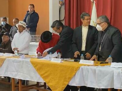 Leonidas Iza, presidente de la Conaie, firmando acta que establece fin del paro nacional en Ecuador. Foto: difusión
