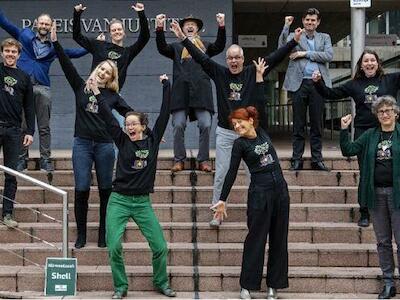 Activistas de la organización ecologista Amigos de la Tierra celebran el fallo de un tribunal neerlandés que ordenó a la trasnacional Shell reducir las emisiones de dióxido de carbono que genera su producción de petróleo y gas. Foto: Milieudefensie