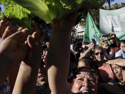 Un cambio de modelo hacia la forma de producción agroecológica es beneficioso para el medio ambiente y para la salud de los trabajadores, pero tiene también impacto en las relaciones en el interior de la comunidad. En esta imagen de febrero de 2019, el colectivo UTT ofrece verduras gratuitamente en Buenos Aires en signo de protesta. (AP/Natacha Pisarenko)