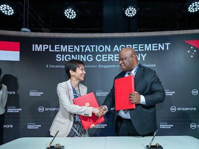 Grace Fu, Ministra de Sostenibilidad y Medio Ambiente de Singapur, estrechando la mano del Ministro de Medio Ambiente, Conservación y Cambio Climático de Papúa Nueva Guinea, Simo Kilepa, para sellar su primer Acuerdo de Implementación de Créditos de Carbono, un marco que permite a ambos países transferir créditos de carbono. Diciembre de 2023. LinkedIn Grace Fu