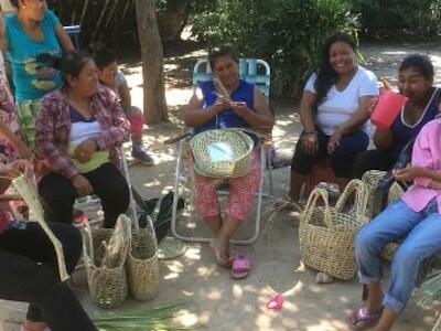 Qom Alphi, todas las mujeres Qom: Mujeres tejedoras