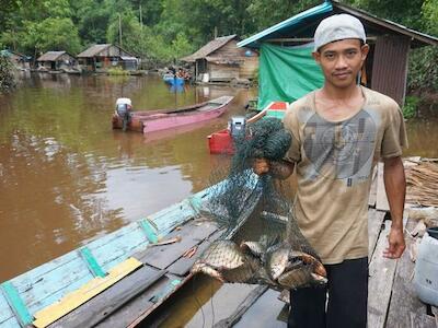 - Pescadores en el Río Sambas. Foto: ECOTON