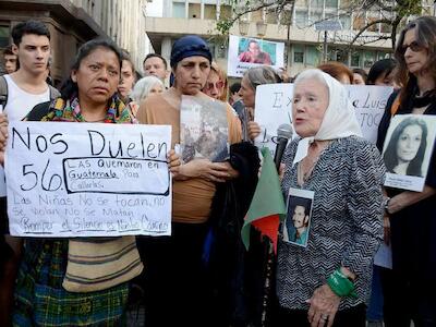 Lolita Chávez en manifestación junto a Norita Cortiñas en la Plaza de Mayo. Argentina, 2019. Foto de Diario Digital Femenino